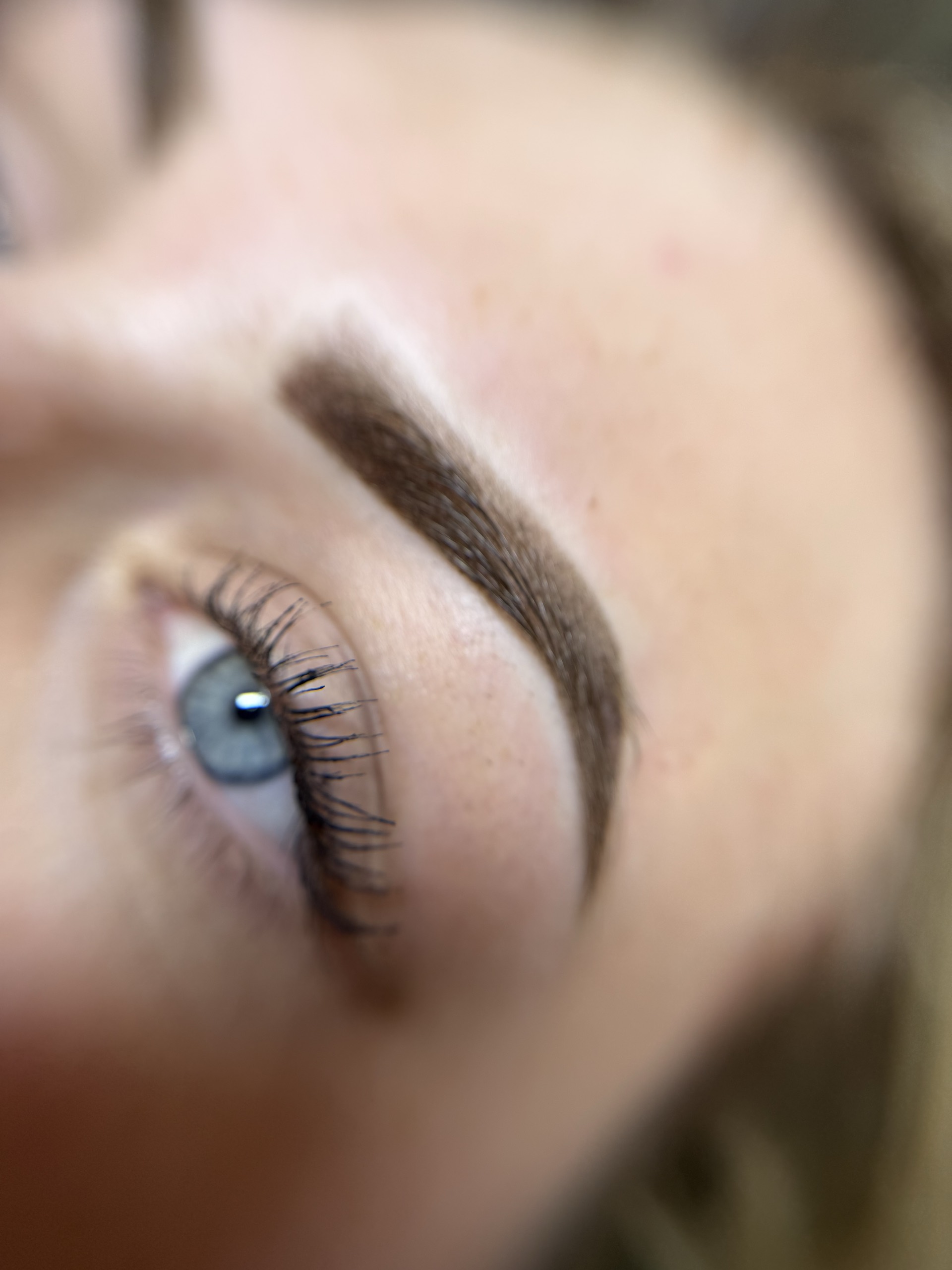 Makijaż permanentny brwi wykonany w Glam Studio — zbliżenie efektu zabiegu